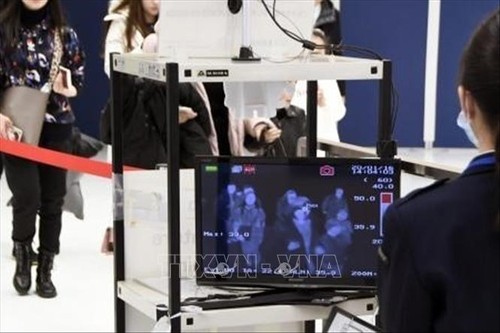 Länder weltweit ergreifen dringende Maßnahmen, um Lungenentzündung durch Coronavirus zu verhindern - ảnh 1