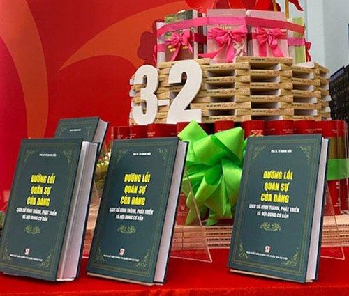 90. Gründungstag der KPV: Buchpräsentation „Militärpolitik der Partei“ - ảnh 1