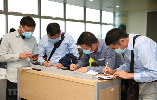 Covid-19: Reisende auf dem internationalen Flughafen Noi Bai in Vietnam werden strikt überprüft - ảnh 1