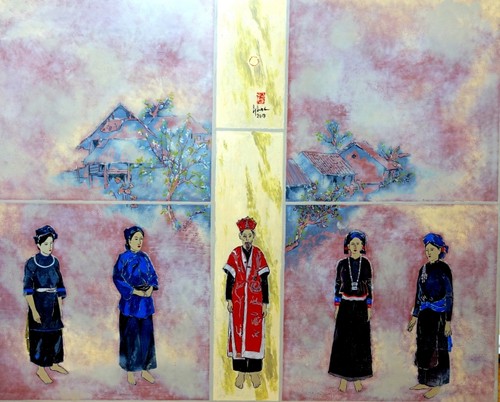 Ausstellung von Lackbildern des Malers Do Duc über Trachten der ethnischen Minderheiten - ảnh 1