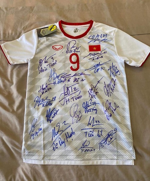 Covid-19-Bekämpfung: Auktion des Trikots des Stürmers Nguyen Van Toan  - ảnh 1