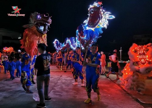 Hunderte Menschen in Hanoi nehmen am Laternenumzug des Mittherbstfests teil - ảnh 1