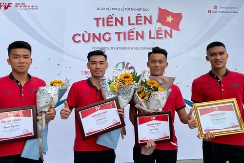 PVF transferiert 20 Spieler für professionelle Fußballklubs - ảnh 1