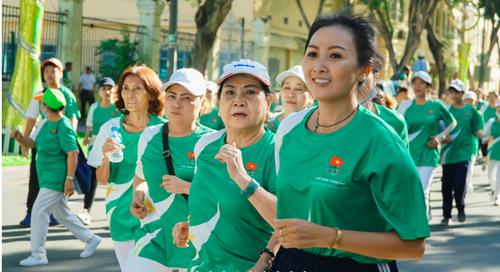 Fast 5000 Menschen nehmen am Olympischen Laufwettbewerb 2021 teil - ảnh 1