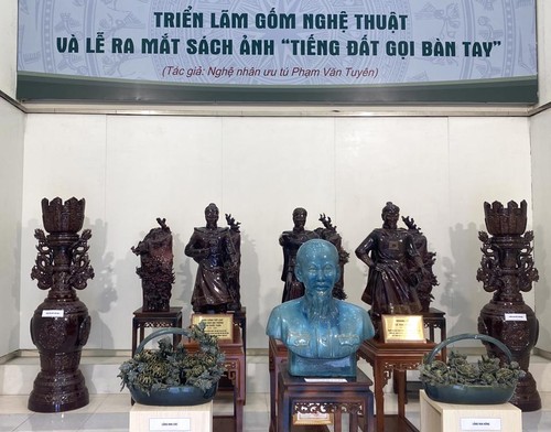 Vorstellung der Ausstellung „Kunstkeramik” des Künstlers Pham Van Tuyen - ảnh 1