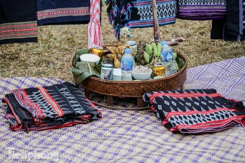 Gebet mit Brokatstoff als Opfergabe - eine kulturelle Besonderheit der ethnischen Minderheit Ta Oi - ảnh 1