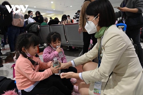 Zweiter Rückholflug für Vietnamese aus der Ukraine in Hanoi eingetroffen - ảnh 1