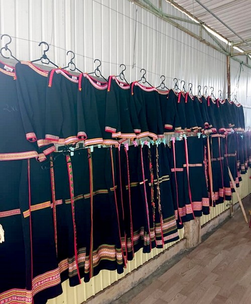 Brokat der Volksgruppe E De erzählt neue Geschichte - ảnh 1