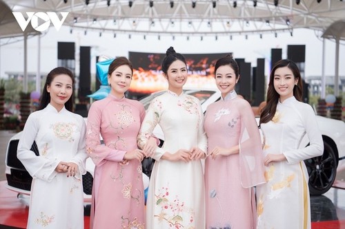 Schönheit der vietnamesischen Frauen in traditioneller Tracht Ao dai   - ảnh 6