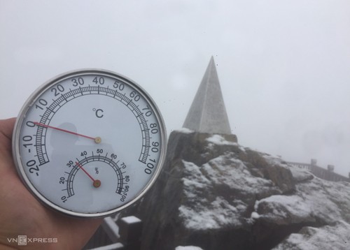 Fasipan-Gipfel in Lao Cai vom Schnee bedeckt - ảnh 1