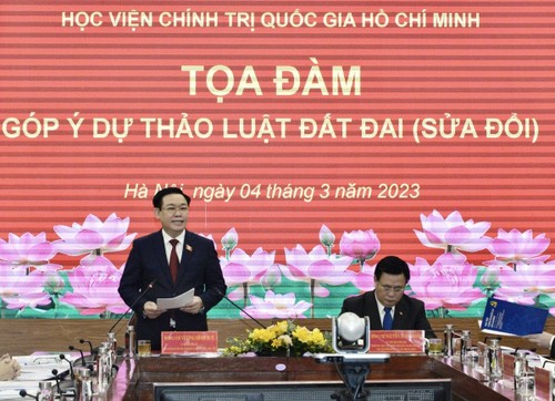 Parlamentspräsident Vuong Dinh Hue leitet Diskussion über geänderten Bodengesetzesentwurf - ảnh 1