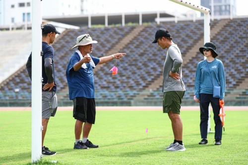 SEA Games 32: Vietnams U23-Fußballmannschaft macht keine Sorge mehr um Kunstrasen - ảnh 1