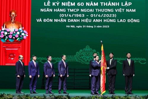Premierminister: Vietcombank soll die Position als die Bank Nr. 1 in Vietnam bewahren - ảnh 1