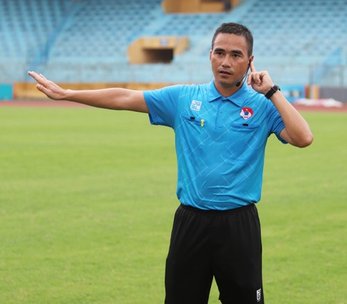 Erster Schiedsrichter betreibt VAR in V-League-Geschichte - ảnh 1