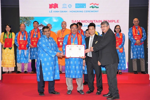 Ba Chua Xu-Tempel am Berg Sam – Spirituelles Touristenziel in der Stadt Chau Doc - ảnh 1