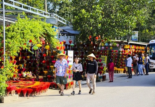 Das Dorf zur Herstellung von Räucherstäbchen Thuy Xuan – ein beliebtes Besuchsziel in Hue - ảnh 1