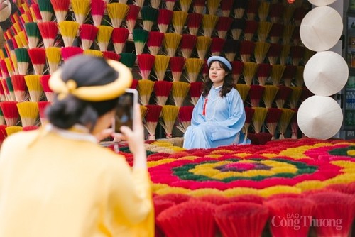 Das Dorf zur Herstellung von Räucherstäbchen Thuy Xuan – ein beliebtes Besuchsziel in Hue - ảnh 7