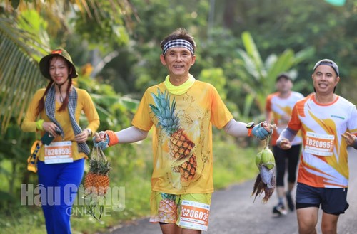 Internationaler Marathonlauf verbreitet Botschaft über den Umweltschutz - ảnh 1