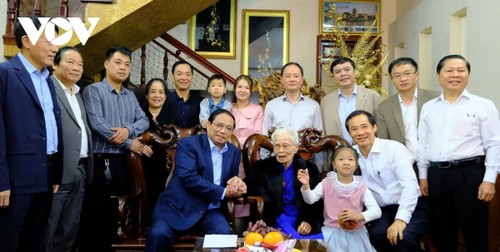 Premierminister Pham Minh Chinh besucht Heldenmutter in Lam Dong - ảnh 1