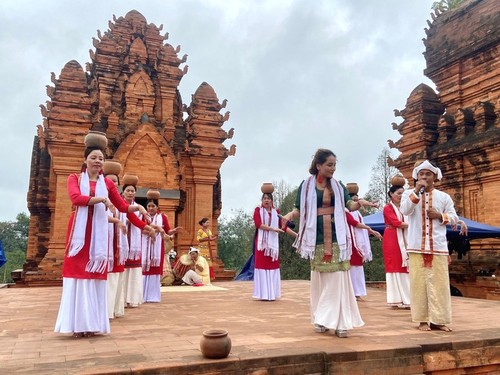 Neun Städte und Provinzen nehmen am Kulturfest der Cham in Ninh Thuan teil - ảnh 1