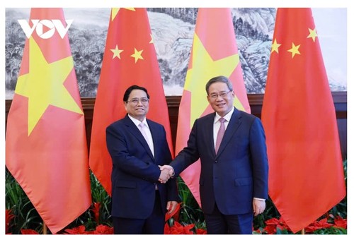 Premierminister Pham Minh Chinh führt Gespräch mit dem chinesischen Premierminister - ảnh 1