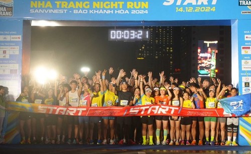 Erster Nachtmarathon in der Provinz Khanh Hoa - ảnh 1