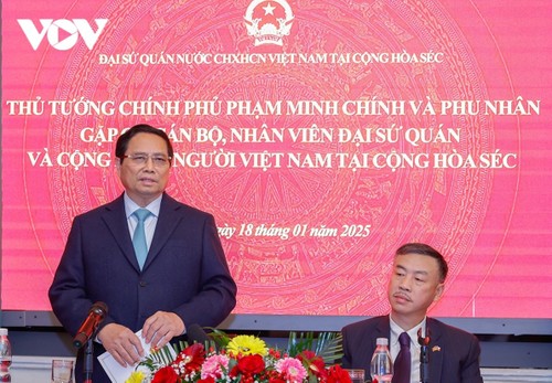 Premierminister Pham Minh Chinh besucht vietnamesische Botschaft in Tschechien - ảnh 1