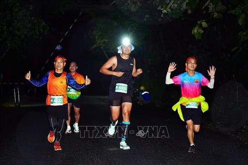 Fast 1.300 Sportler nehmen am Quang Binh Discovery Marathon teil - ảnh 1