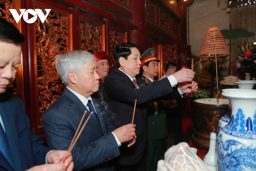 Staatspräsident Luong Cuong zündet Räucherstäbchen zum Gedenken an Hung-Könige an - ảnh 1