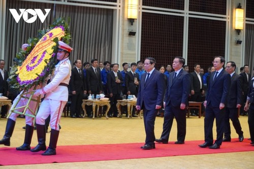 Premierminister Pham Minh Chinh nimmt an Staatstrauer für ehemaligen laotischen Staatspräsident Khamtay Siphandone teil - ảnh 1