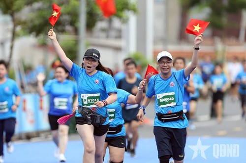 Mehr als 2.300 Sportler nehmen am Halbmarathon „Stolz auf mein Vaterland” teil - ảnh 1