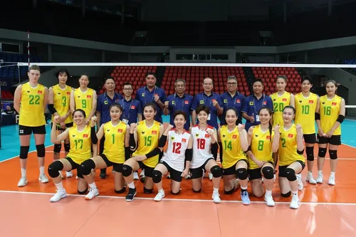 Sieg gegen Chinas Volleyballklub: Vietnams Volleyballteams kehrt zu Weltturnier zurück - ảnh 1