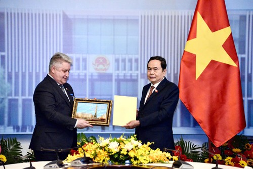 Parlamentspräsident Tran Thanh Man empfängt den Vizevorsitzenden des weißrussischen Repräsentantenhauses  - ảnh 1