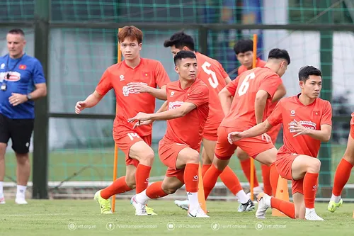 Vietnams Fußballnationalmannschaft besiegt das U22-Team im internen Spiel - ảnh 1