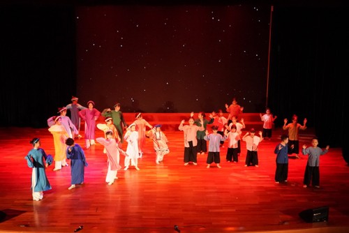 Fast 100 Tänzer treten bei Opernballett „Farben der Kindheit” auf - ảnh 1