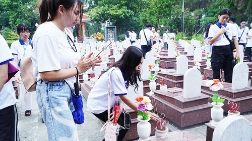 Sommercamp in Vietnam: Junge Auslandsvietnamesen schreiben Geschichte über Frieden weiter - ảnh 1