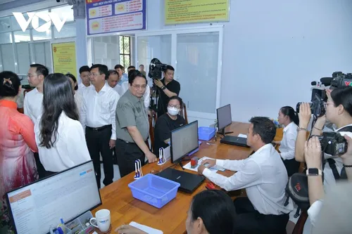 Premierminister Pham Minh Chinh überprüft neues Verwaltungsmodell in An Giang und Dong Thap - ảnh 1
