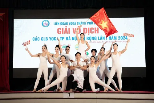 Mehr als 200 Menschen nehmen an der erweiterten Meisterschaft der Yoga-Klubs teil - ảnh 1