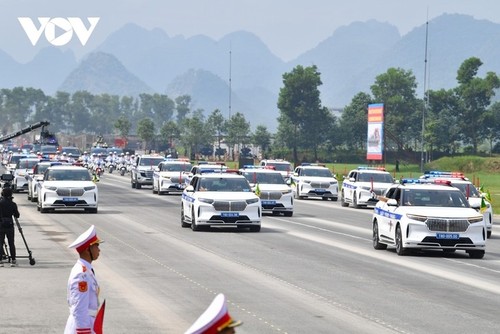 Dritte Generalprobe der Militärparade: Neue Spezialfahrzeuge vorgestellt - ảnh 12