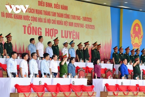 Dritte Generalprobe der Militärparade: Neue Spezialfahrzeuge vorgestellt - ảnh 2