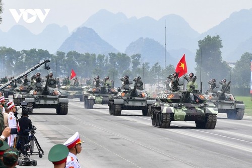 Dritte Generalprobe der Militärparade: Neue Spezialfahrzeuge vorgestellt - ảnh 9
