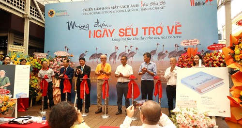 Fotoausstellung und Präsentation des Buches „Warten auf Rückkehr der Kraniche“ - ảnh 1