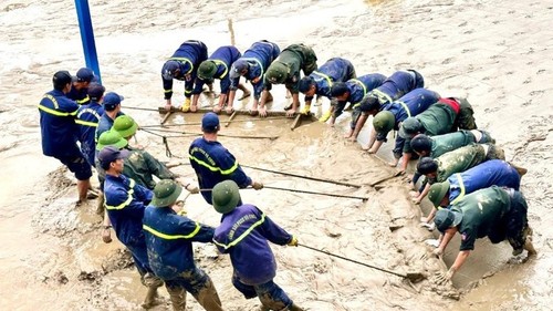 Der Premierminister fordert zur Beseitigung von Flutfolgen in Zentralvietnam auf - ảnh 1