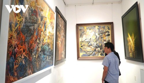 Gemälde vieler bekannter Maler der vietnamesischen bildenden Kunst vorgestellt - ảnh 1