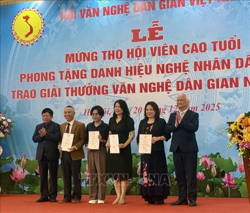 Fast 50 Beiträge mit Preisen für Volkskunst geehrt - ảnh 1