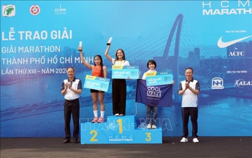 Fast 11.000 Läufer nehmen am 13. Marathonlauf von Ho-Chi-Minh-Stadt teil - ảnh 1