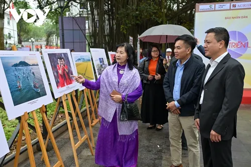22 Werke mit dem Preis des Pressefotowettbewerbs „Vietnam auf dem Weg der Erneuerung” geehrt - ảnh 1