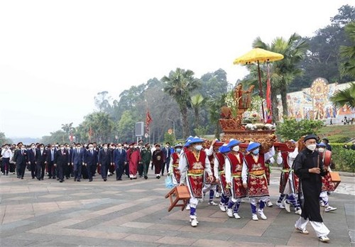 Half-a-million pilgrims pay tribute to Vietnam’s legendary founders   ​ - ảnh 1