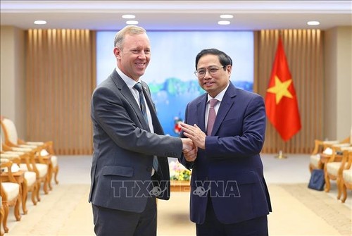 PM receives outgoing British ambassador - ảnh 1