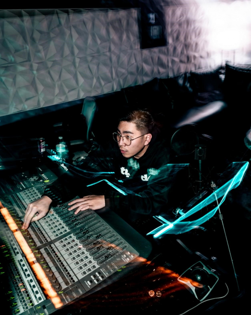 Vietnamese sound engineer collaborates with global Platinum music stars - ảnh 1